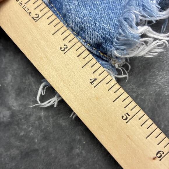 Levi’s High Waist Mom Jean Shorts Women Sz.27 Blue Cut Off Distressed 3” - Picture 8 of 9